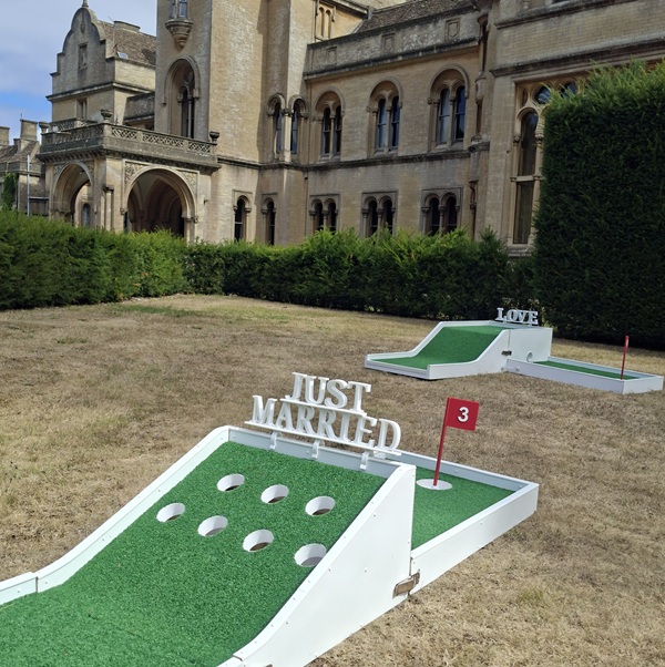 Short notice wedding mini golf. Setup on the day at your wedding.